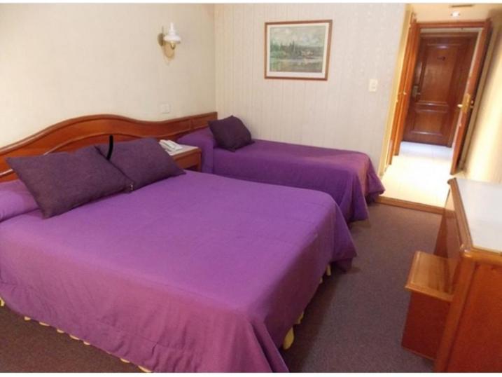Habitación con cama grande